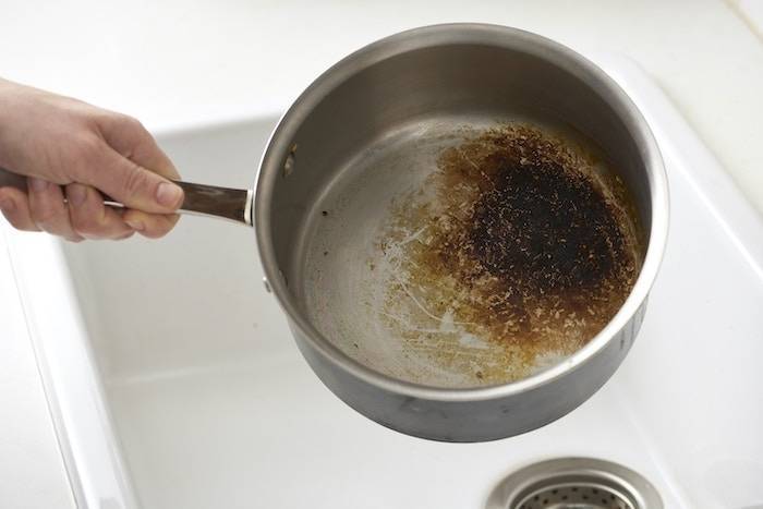 Как отмыть пригоревшую кастрюлю эмалированную в домашних условиях: выбор средств