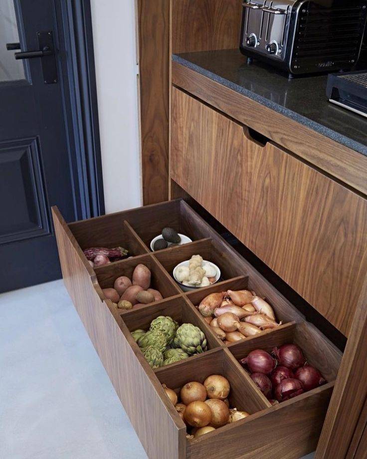 Продуманная организация хранения: ящики и другие места на кухне для размещения овощей