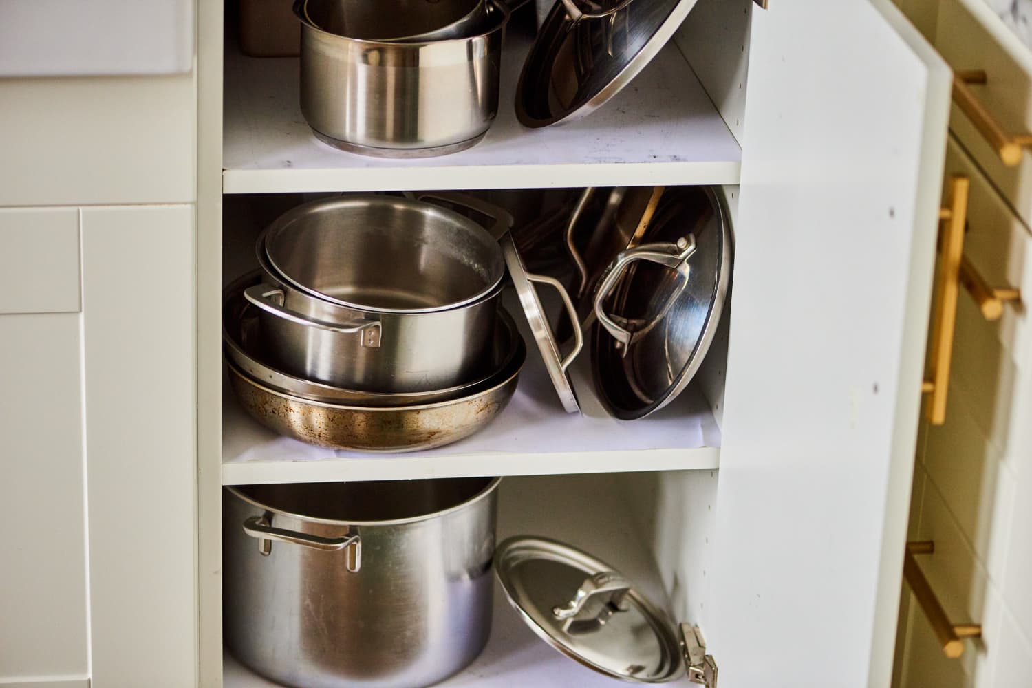 Хранение кастрюль, сковородок, крышек на кухне: размещение посуды с учётом её доступности на небольшой кухне