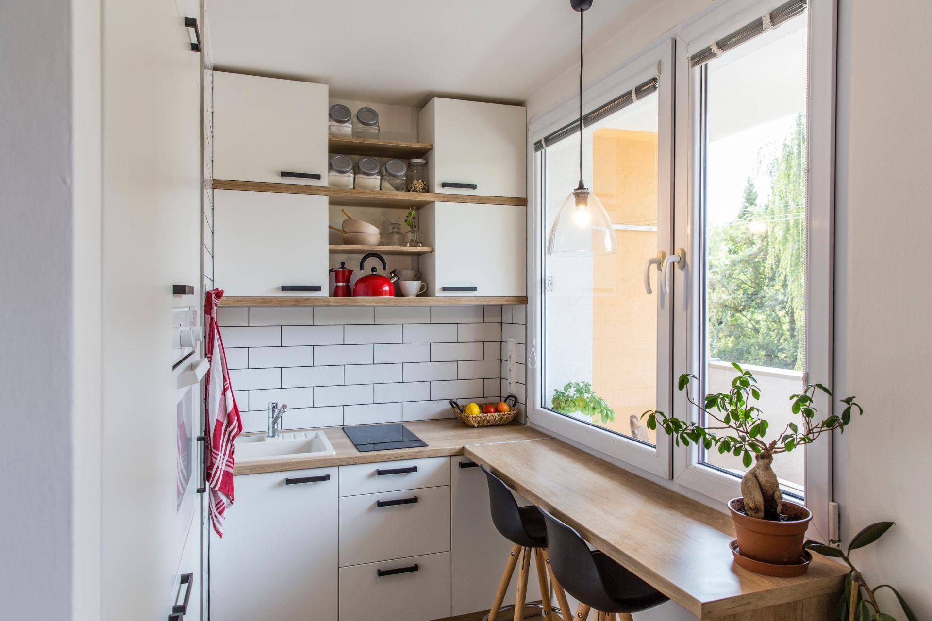 Подоконник-столешница на маленькой кухне в едином стиле - 23 фото