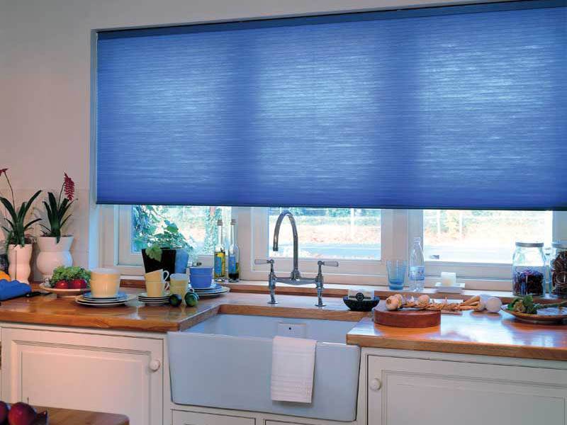 Рулонные шторы на кухню 2021: современные идеи дизайна интерьера на фото