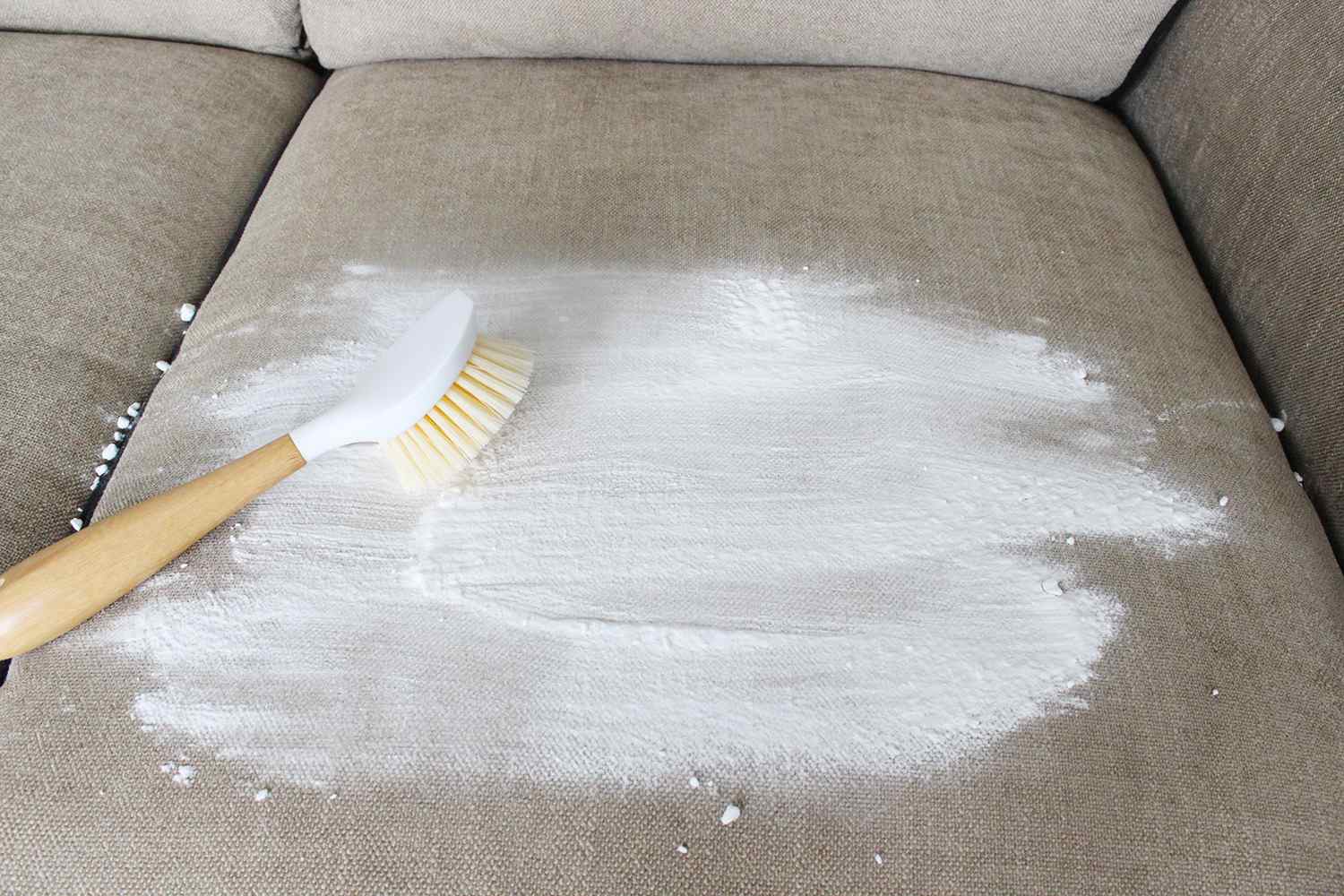 Чем и как в домашних условиях почистить диван от грязи и запаха: без разводов, быстро и недорого