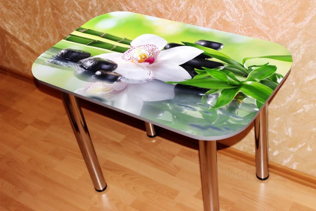 Потрясающие воображение: стеклянные столы для кухни с рисунком