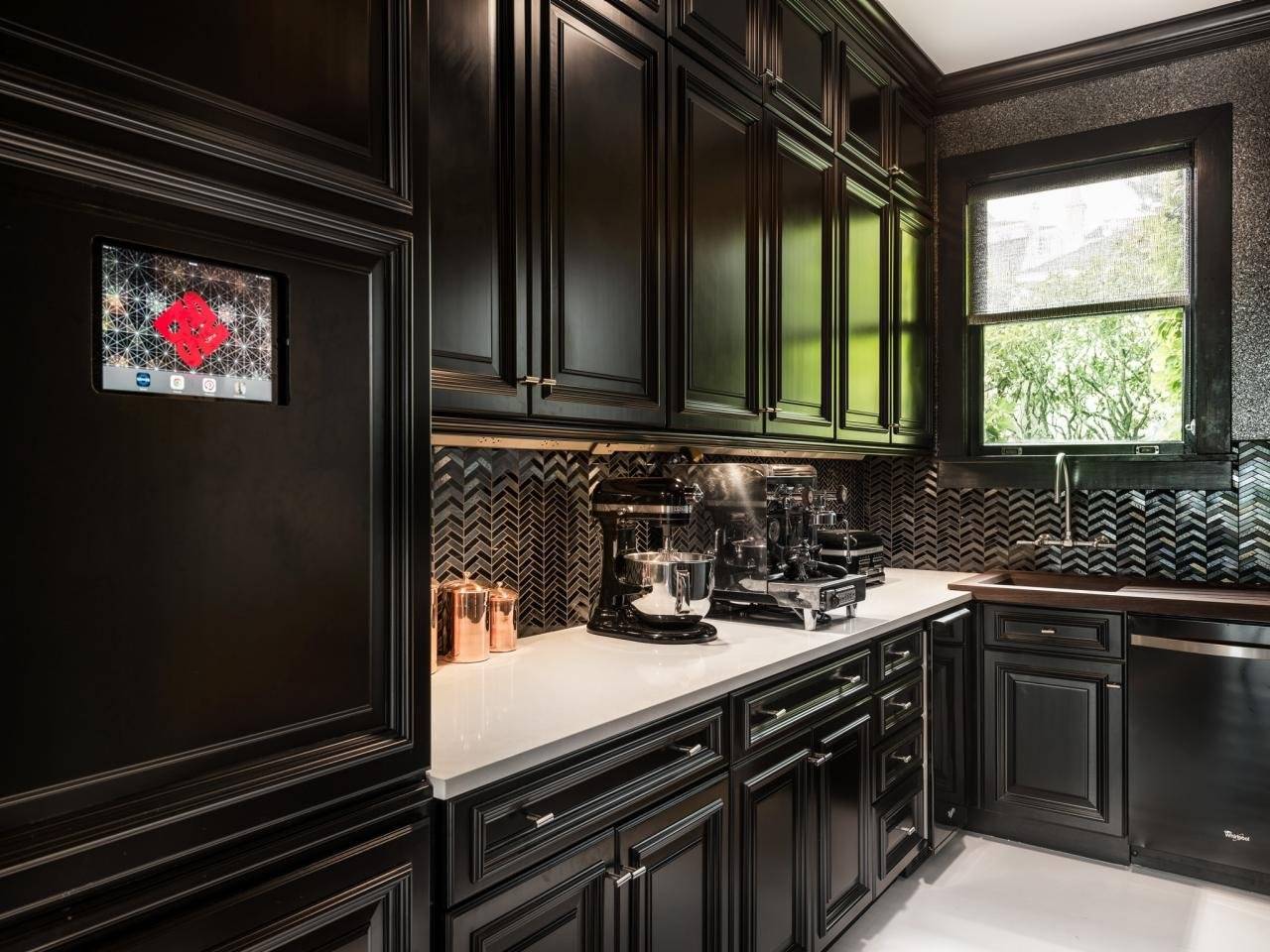 Темная кухня: дизайн кухонного гарнитура и черные цвета интерьера