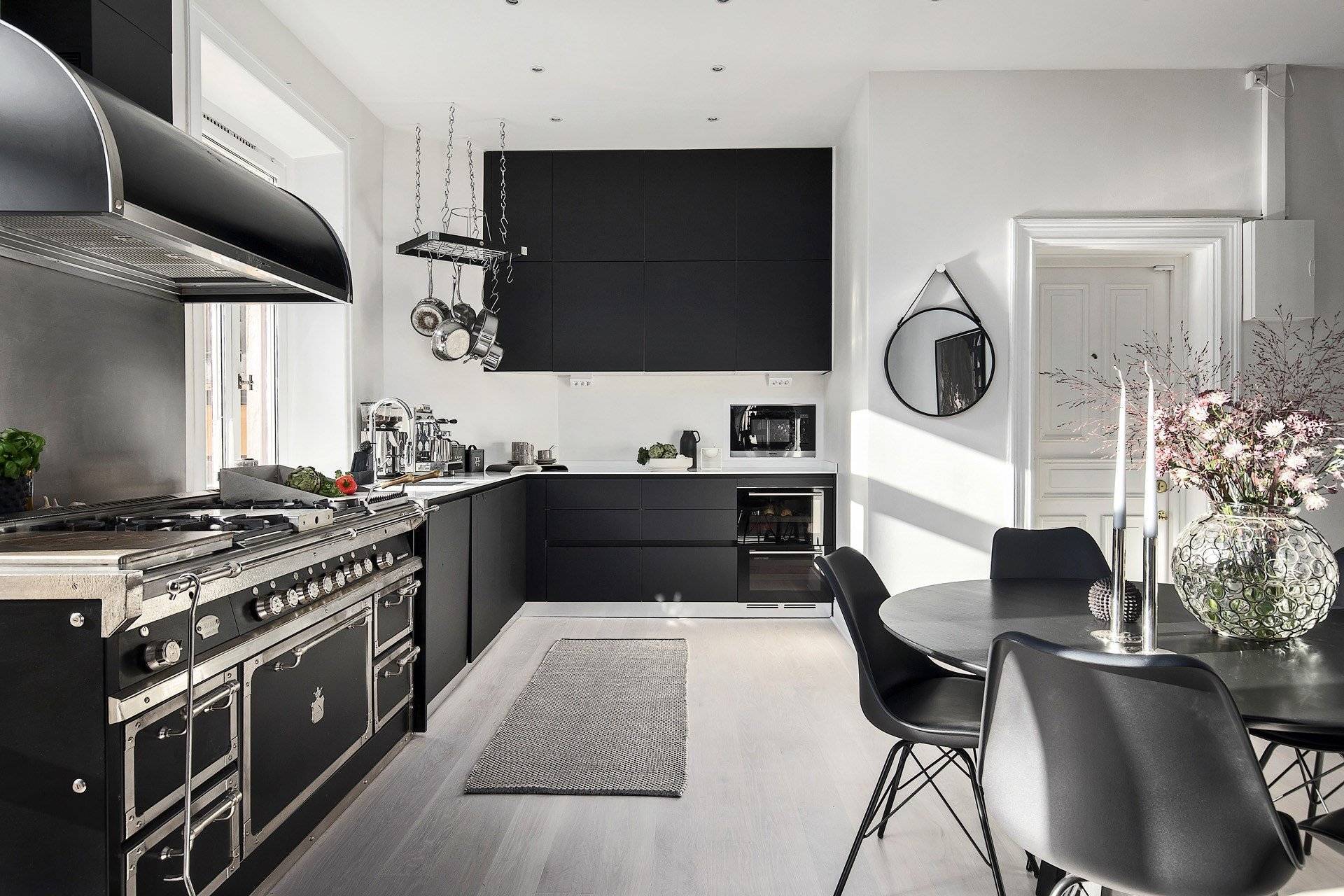Черно-белая кухня - 100 фото красивого дизайна + инструкция, как скомбинировать два цвета в интерьере кухни