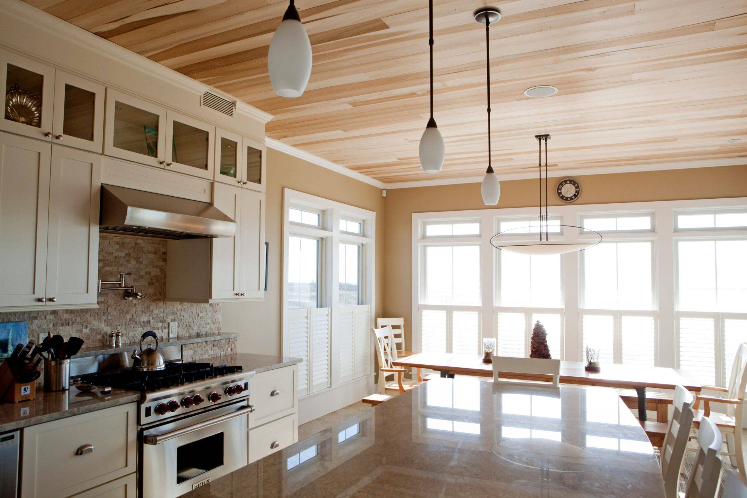 14 материалов для отделки кухонного потолка: каждый найдет своё