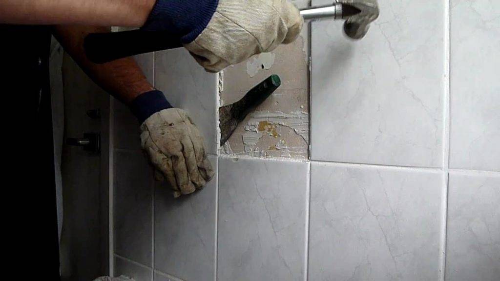 Как снять старую плитку со стен ванной
