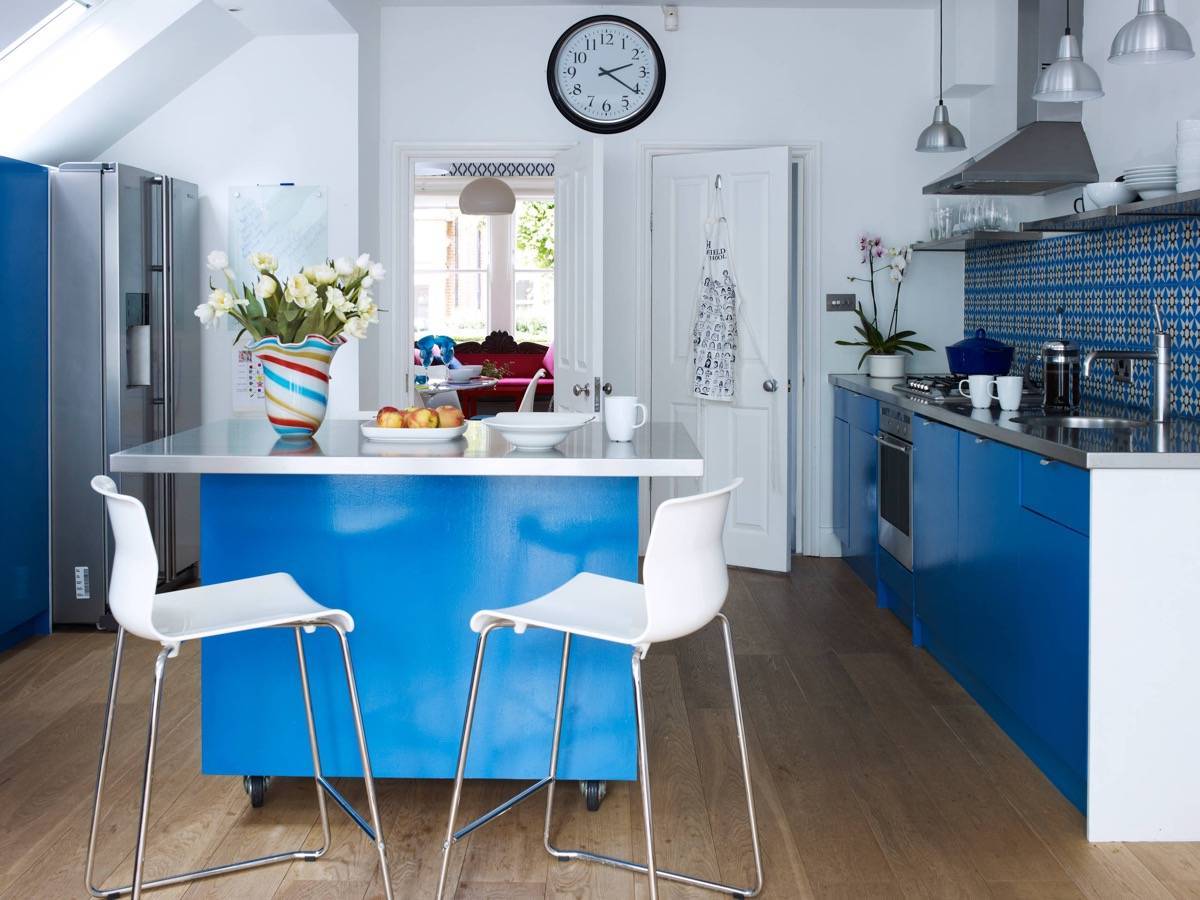 Свежо и необычно: всё о том, как оформить голубую кухню