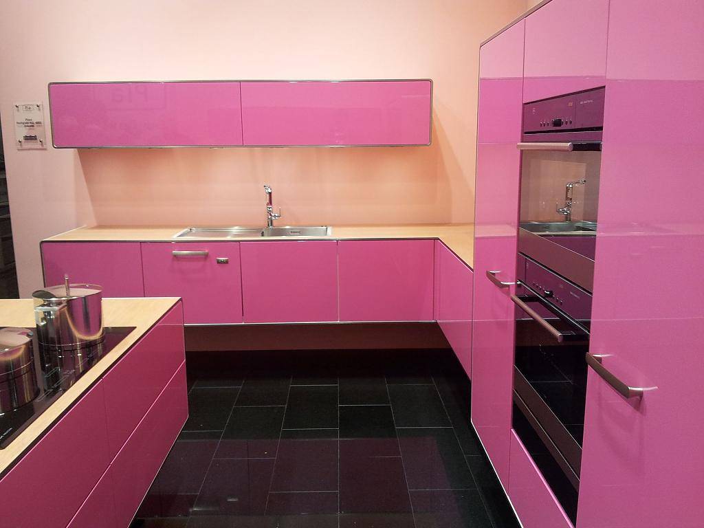 Кухня в розовых тонах: варианты оформления интерьера, реальные фото примеры