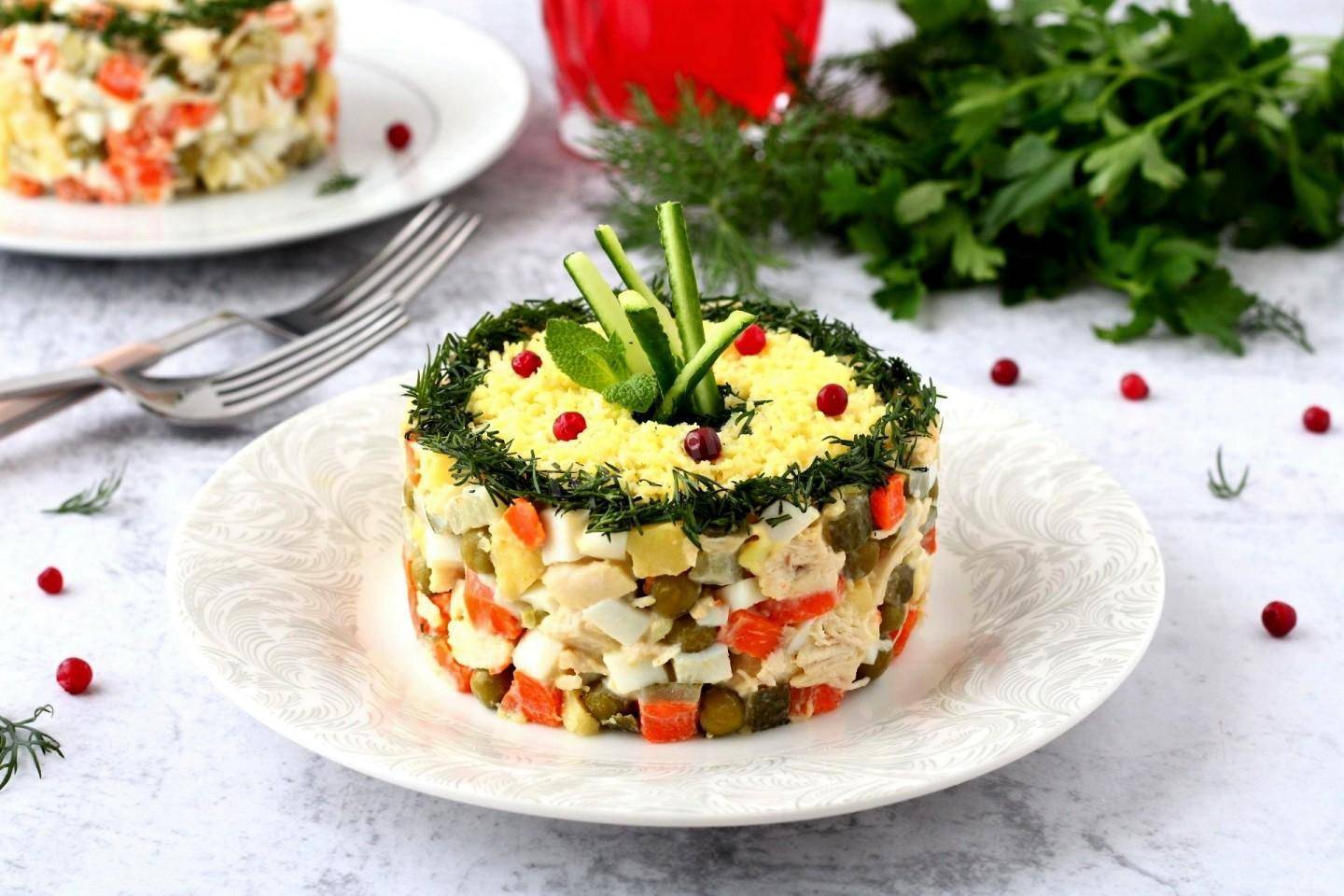 Как украсить оливье к праздничному столу / новый образ любимого салата – статья из рубрики "что съесть" на food.ru