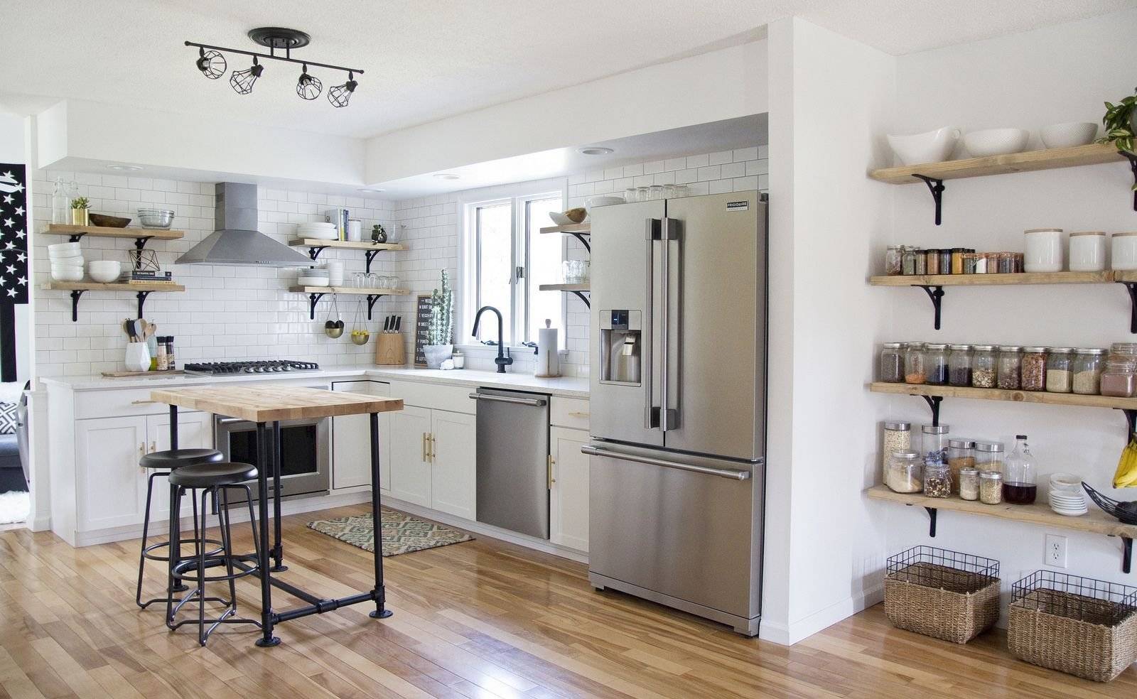 Кухня без верхних шкафов: угловая, маленькая,чем заменить,фото в интерьере