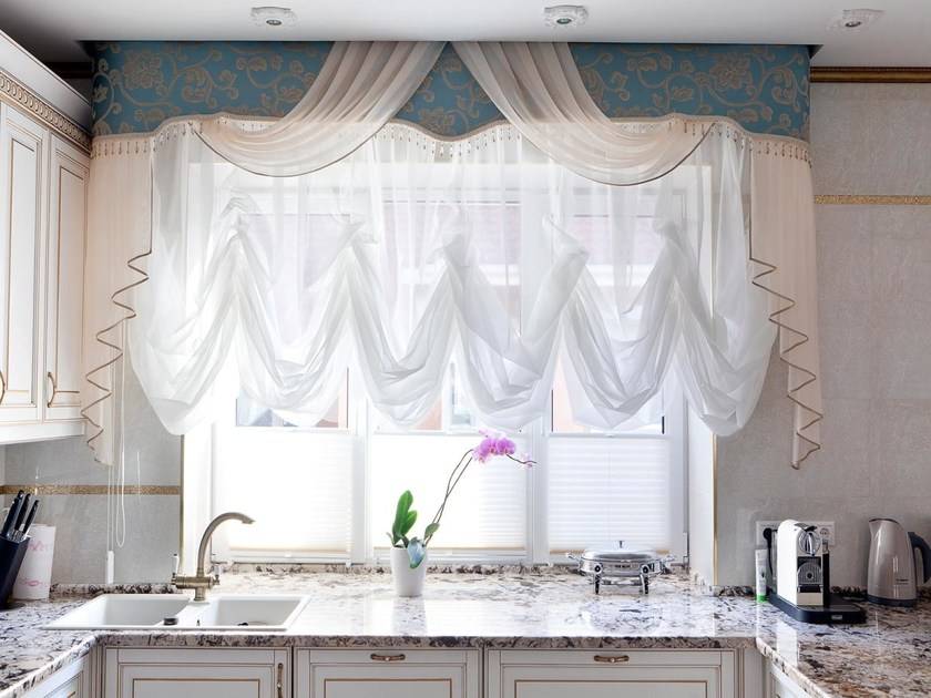 Короткие шторы на кухню (170 фото): примеры дизайна штор до подоконника