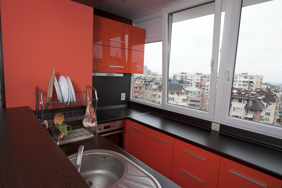 Кухня на балконе или лоджии: фото, как сделать в студии или однокомнатной квартире, можно ли перенети
