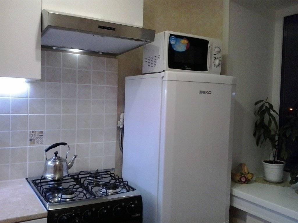 Можно ли ставить холодильник рядом с газовой плитой. особенности размещения, защита и рекомендации