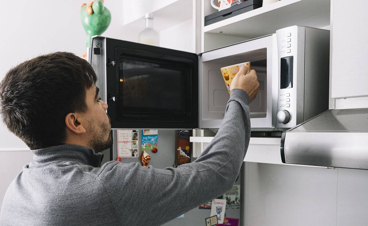 Как расположить холодильник на кухне