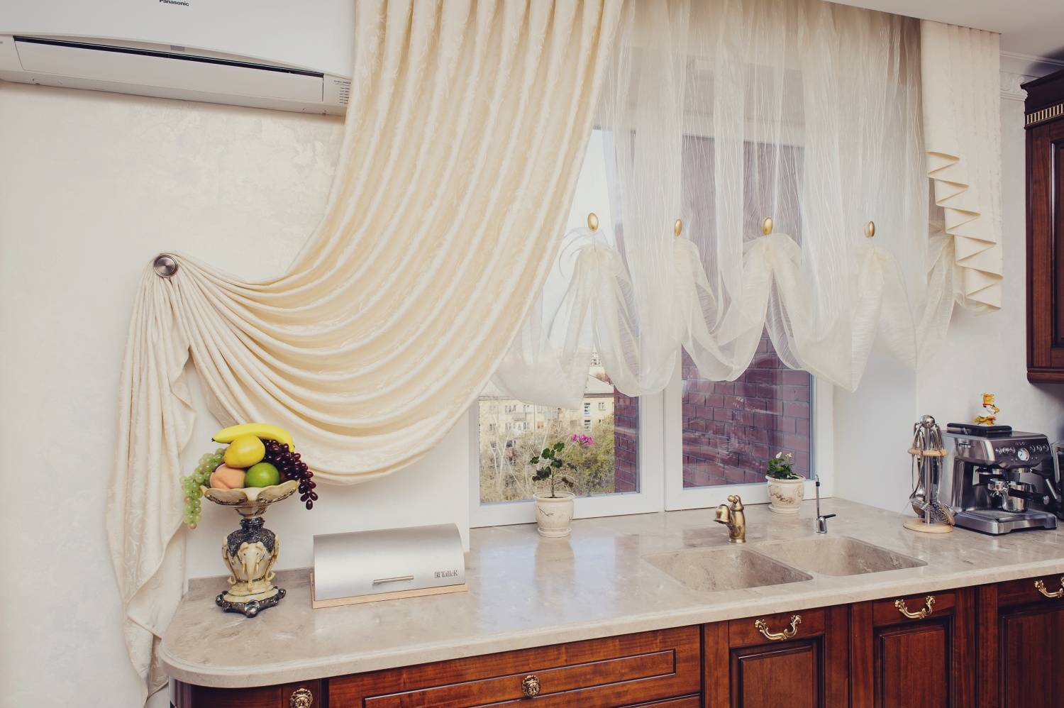Короткие шторы на кухню - лучшие современные решения и особенности оформления кухни короткими шторами (155 фото)
