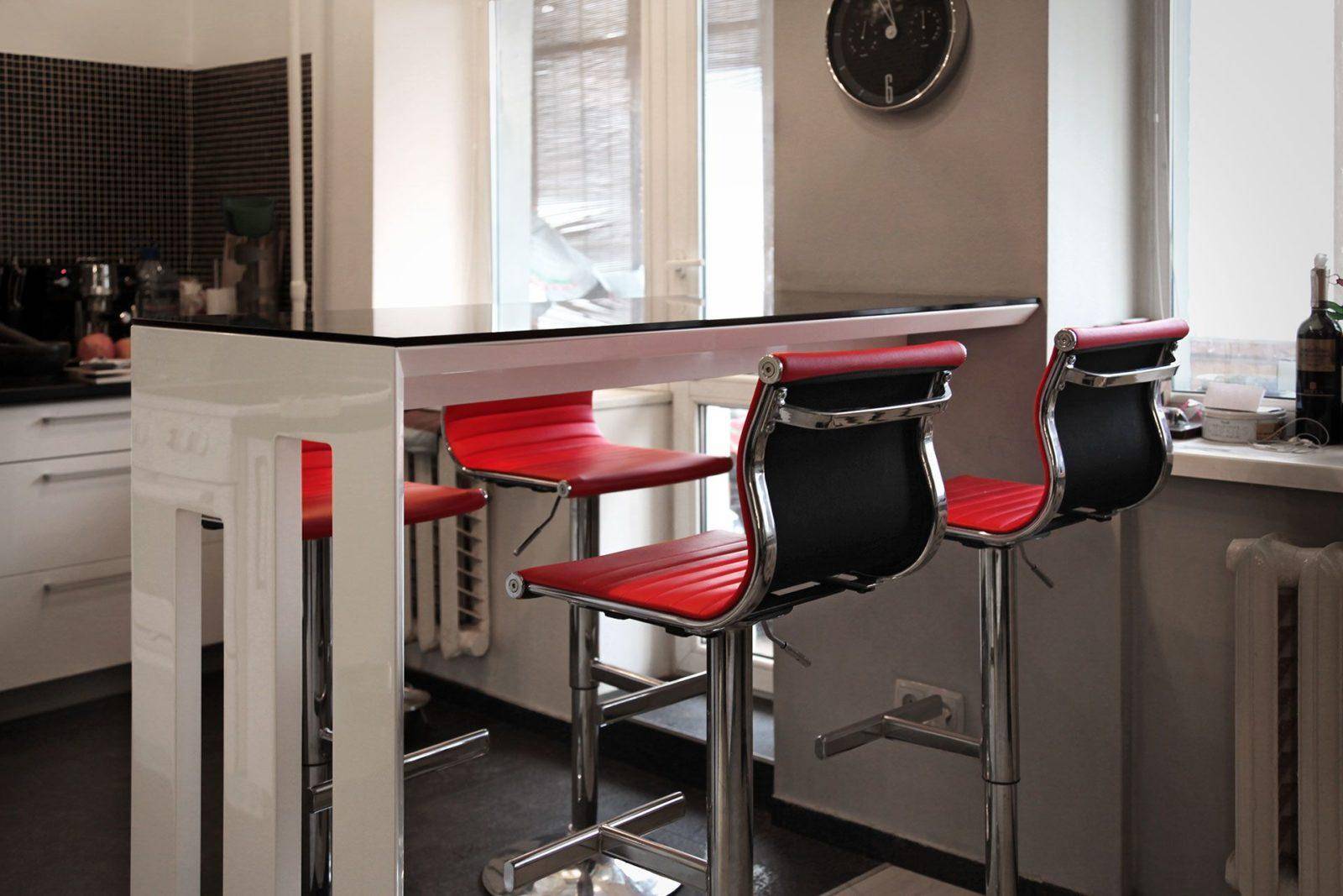 Стол и барная стойка для кухни: совмещенная с обеденным столом и вместо стола
