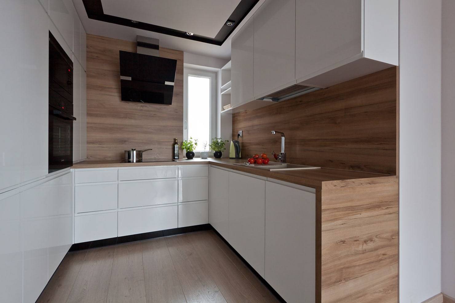 Белая глянцевая кухня 10 кв м с деревянной столешницей и диваном
