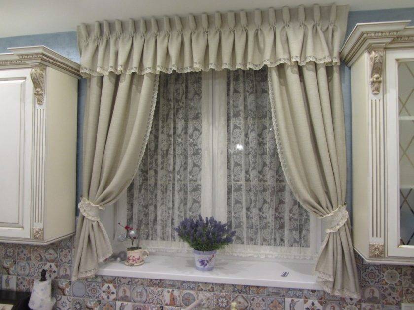 Классические шторы – последний штрих к интерьеру элегантной кухни
