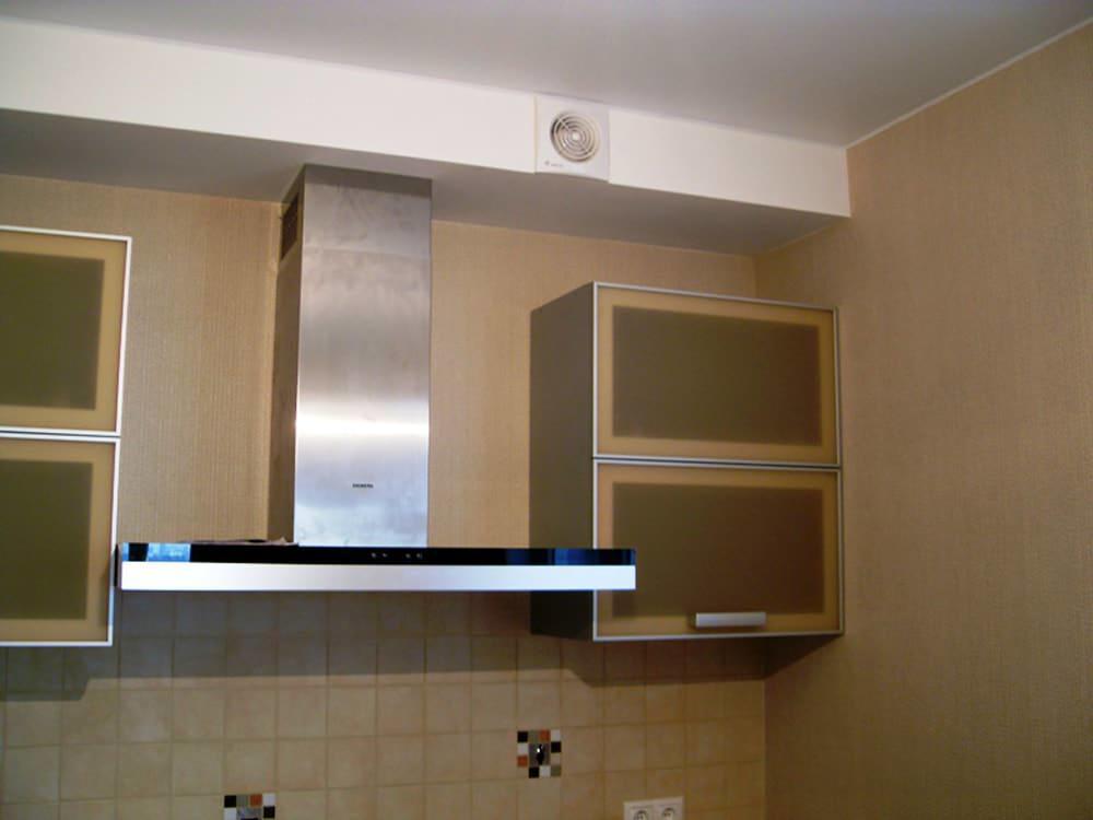 Кухня с вентиляционным коробом: маскировка и декорирование