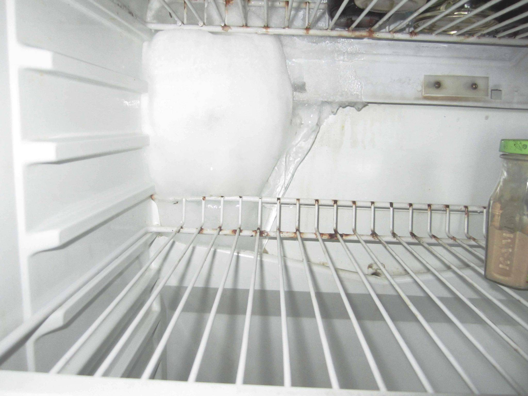 Как безопасно и эффективно убрать плесень в холодильнике в домашних условиях?
