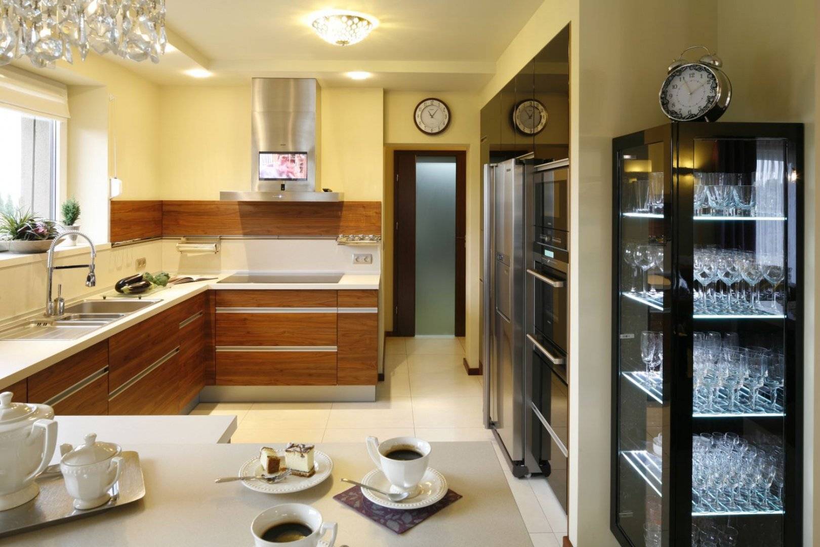 Как сделать кухню без верхних шкафов и не потерять функциональность: 60 фото