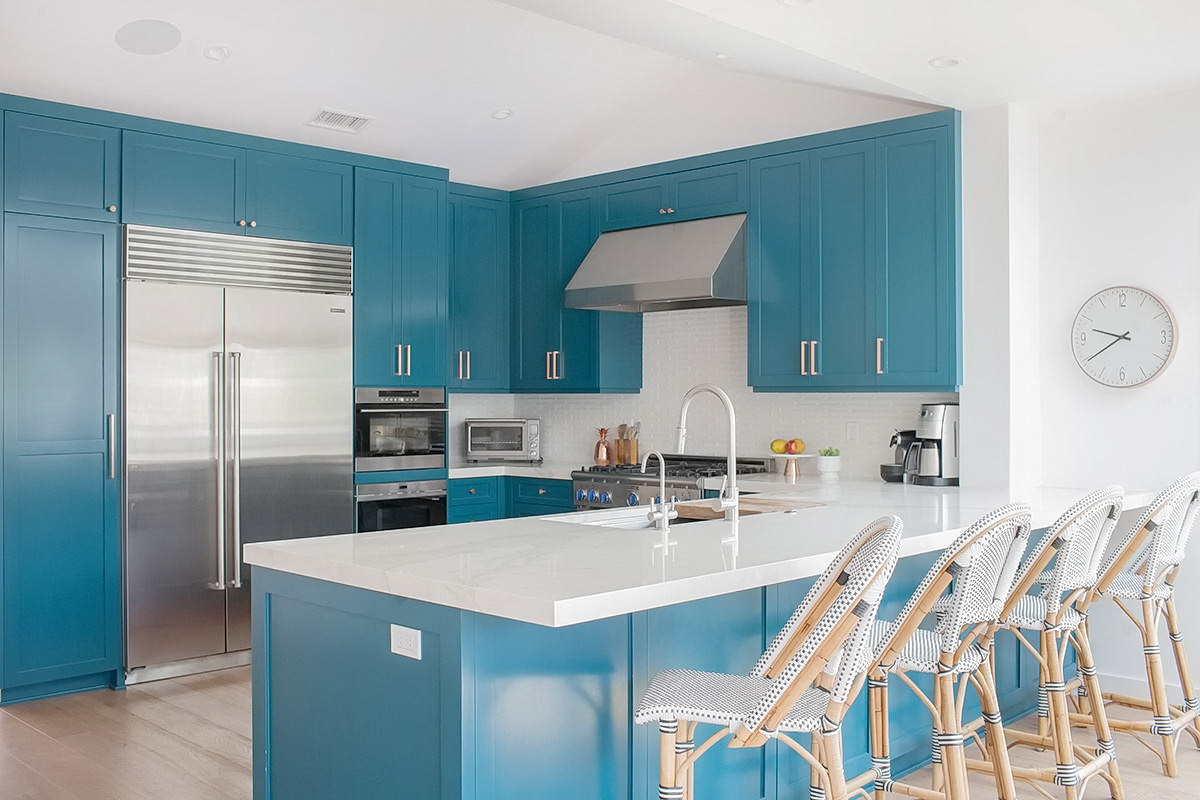 Уютная кухня голубого цвета