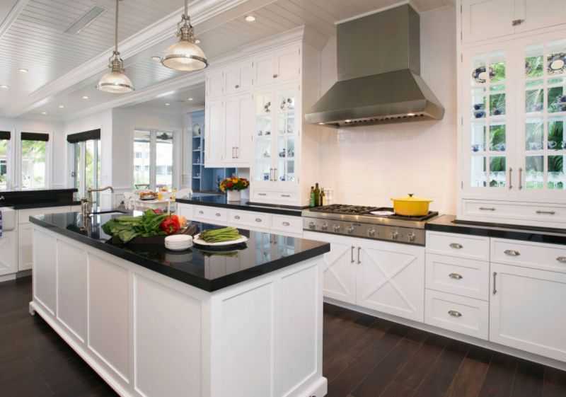 Белая глянцевая кухня в интерьере в современном стиле: цвет фасада гарнитура, дизайн с яркими акцентами и деревом, угловая маленькая кухня
 - 31 фото