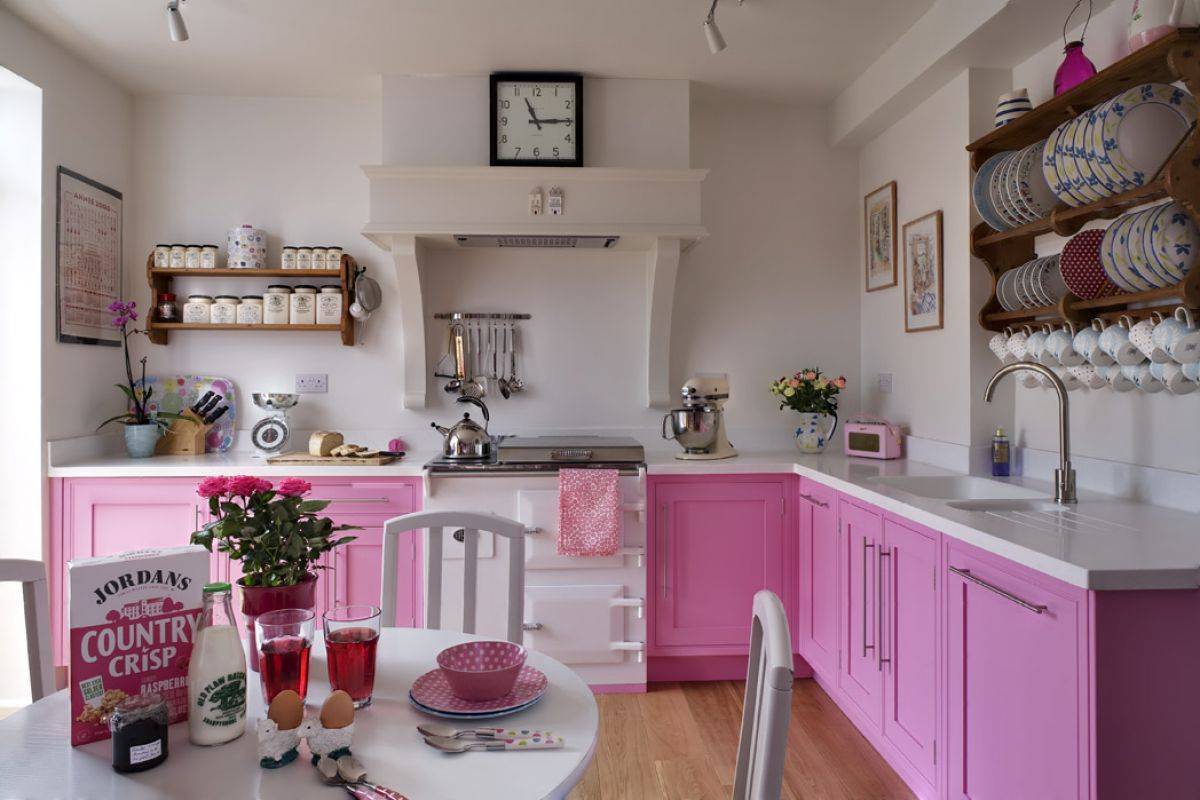 Поиск идеальной розовой кухни
