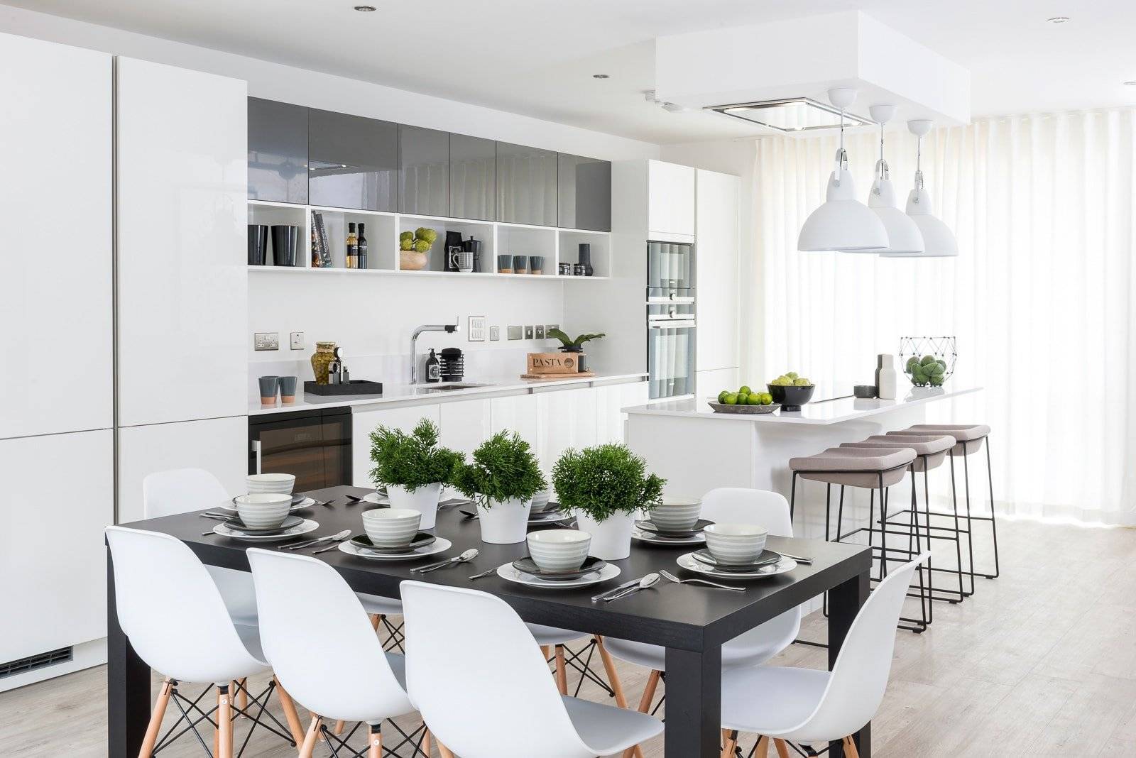 Дизайн интерьера белой кухни – эффектный и нежный