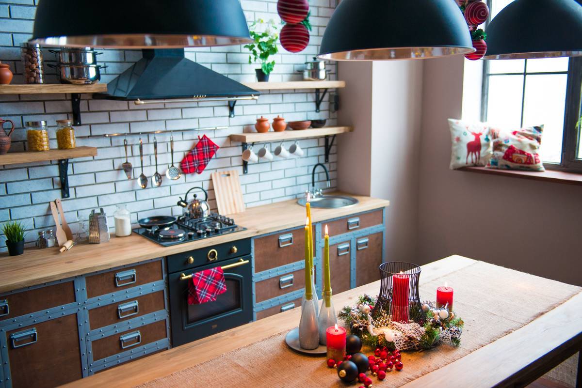 Интерьер кухни в частном доме: в современном стиле, в светлых тонах, с окном, своими руками, бюджетный вариант (фото 2022 года)