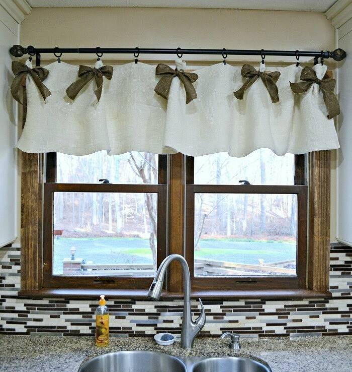 Дизайн коротких, красивых штор для кухни: зубцом, на одну сторону, до подоконника