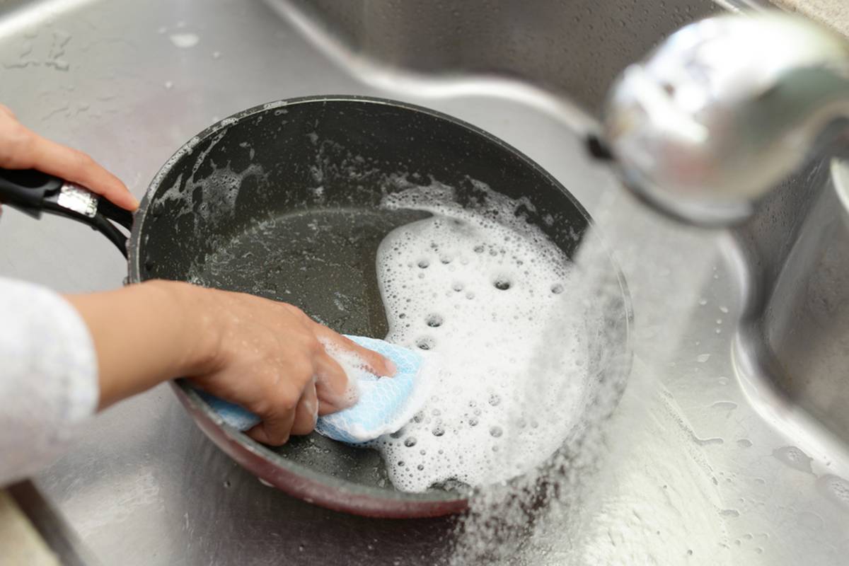 Как очистить чугунную сковороду от многолетнего нагара
