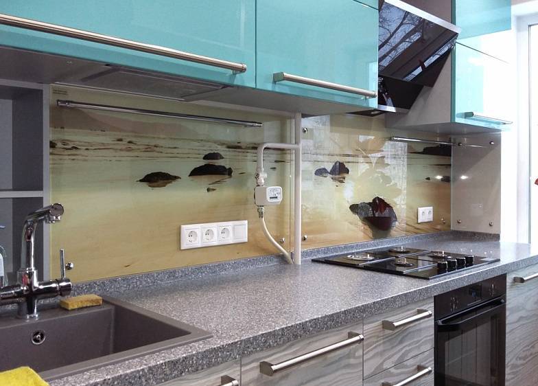 Стеклянные фасады для кухни из закаленного стекла: причины установки и интересный дизайн