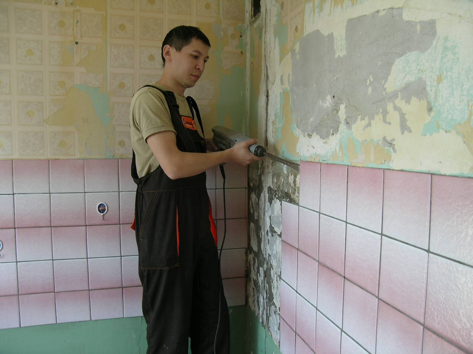 Как снять плитку со стены: способы аккуратного удаления кафеля | ремонт и дизайн ванной комнаты