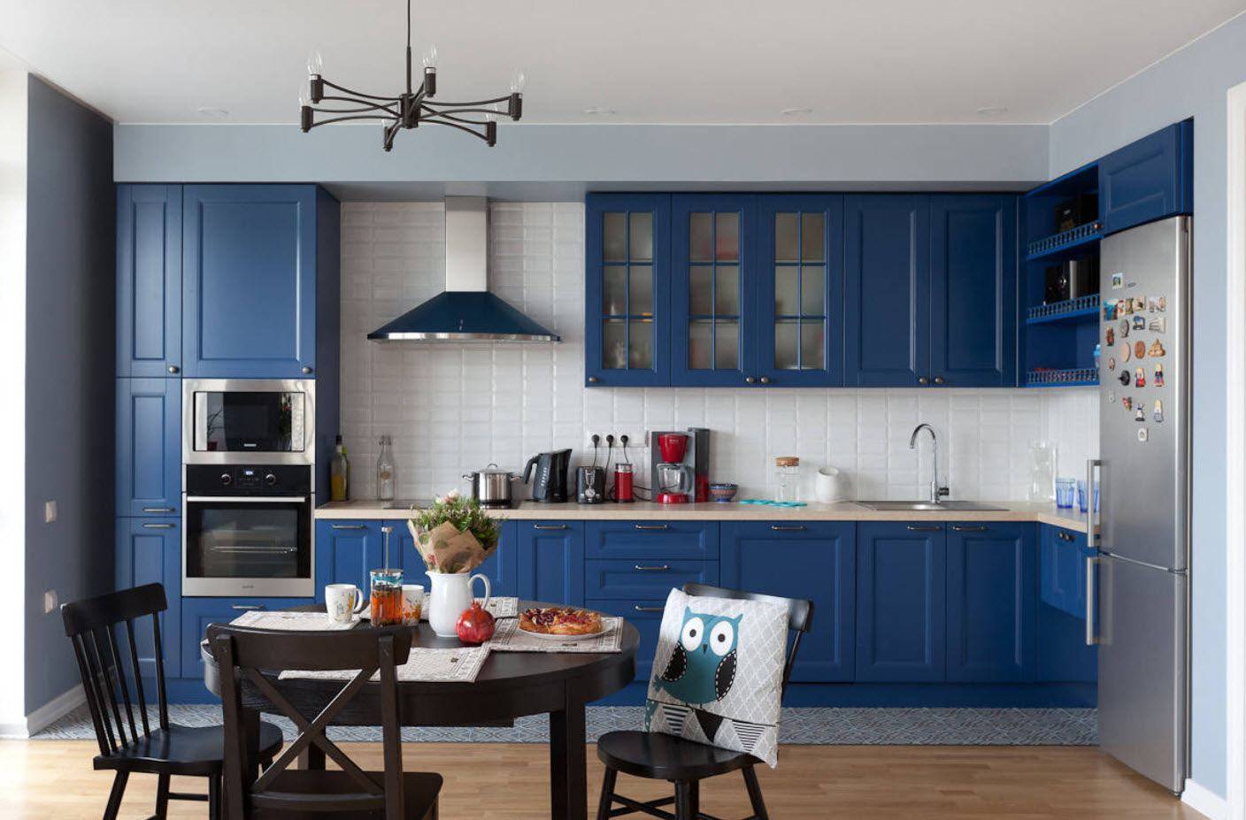 Кухня цвета индиго: сочетание синей гаммы с белым и серым в интерьере