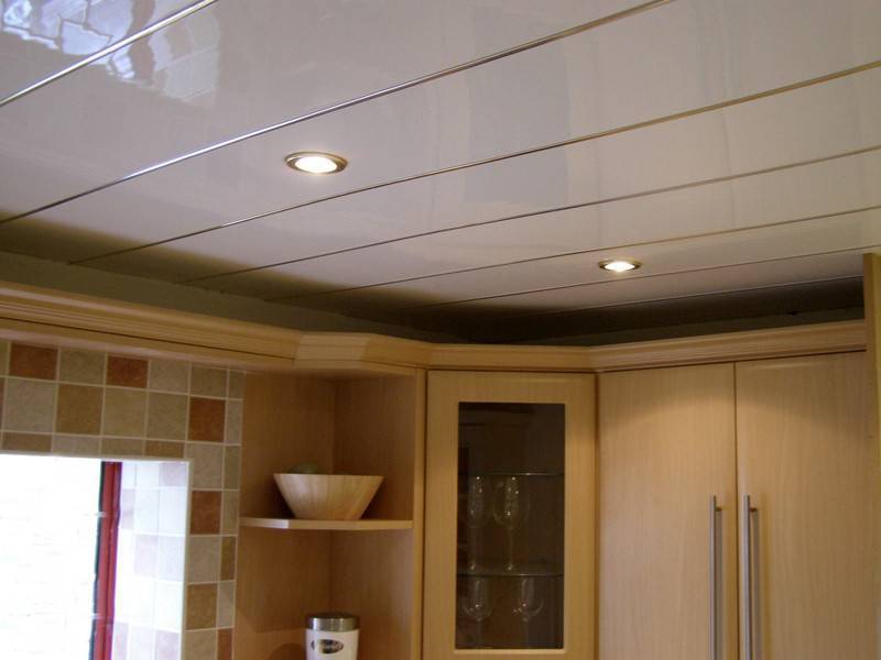 Потолок из пластиковых панелей на кухне своими руками