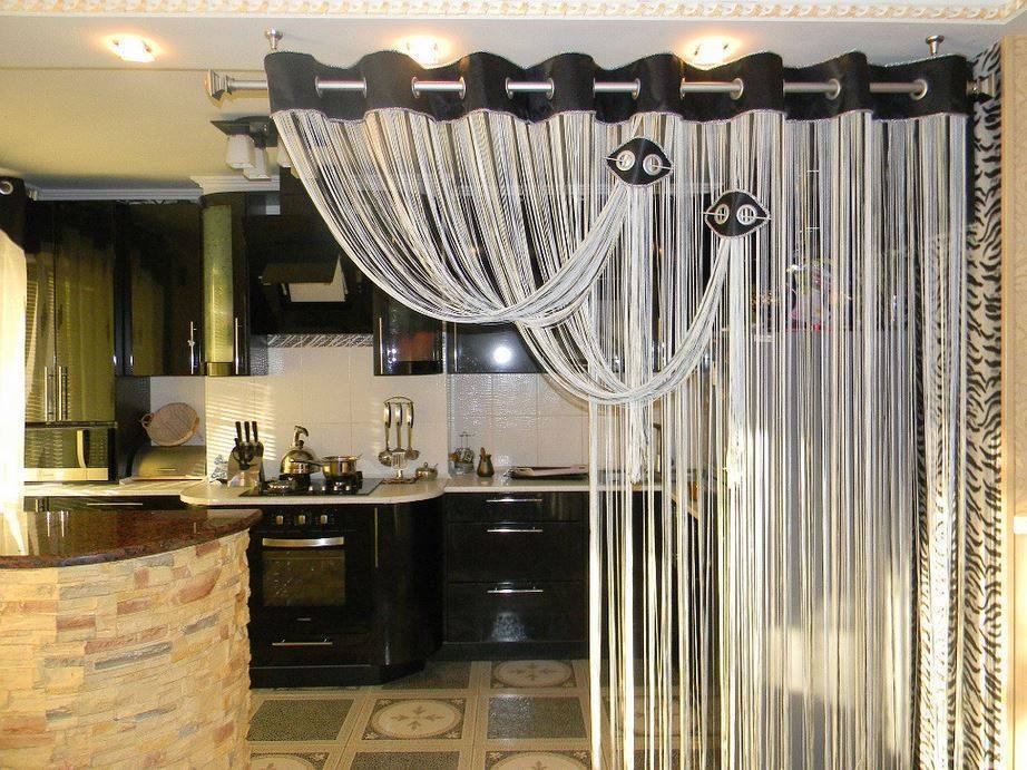 Нитяные шторы в интерьере кухни: виды, плюсы и минусы