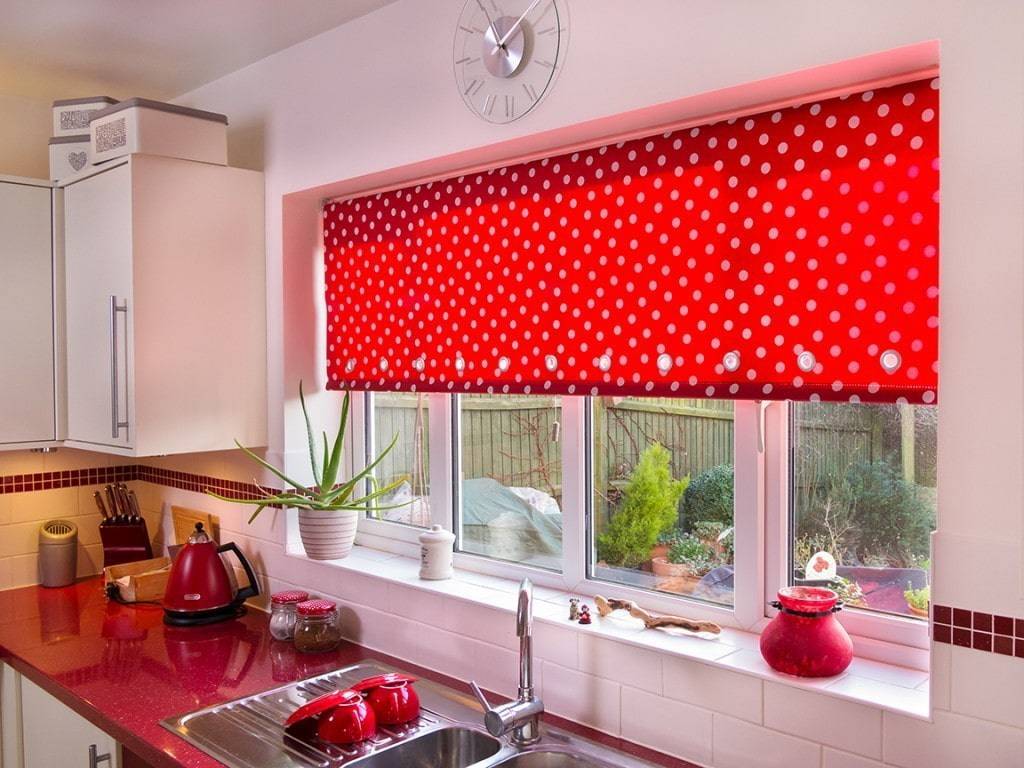 Жалюзи для кухни вместо штор на пластиковые окна, фото идеи