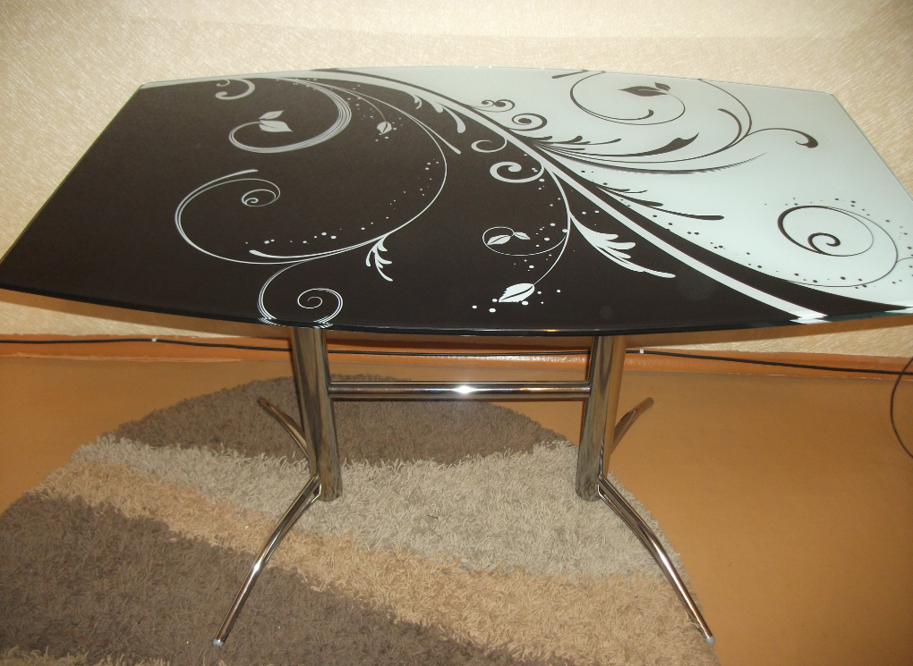 Стеклянные столы для кухни: идеи овальных, круглых форм, с фотопечатью (45 фото)