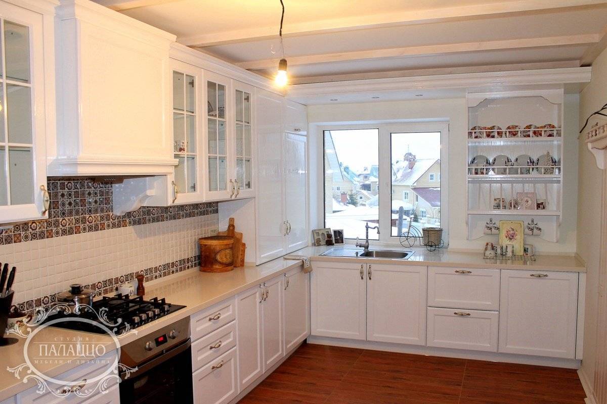 Кухня с окном - фото стильного дизайна кухни с окном