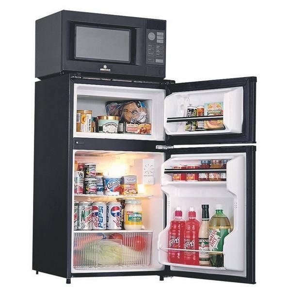 Почему не советуют размещать микроволновку рядом с холодильником – газета "право"