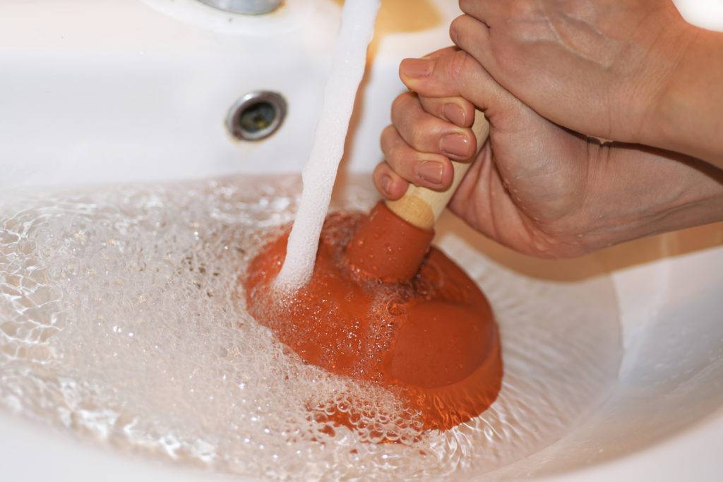 Как прочистить засор в раковине без вантуза