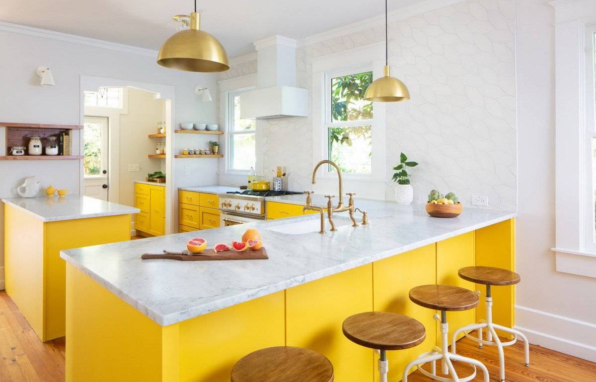 Желтые кухни: сочетание с 12 цветами, угловая, кухня-гостиная, фото в интерьере
