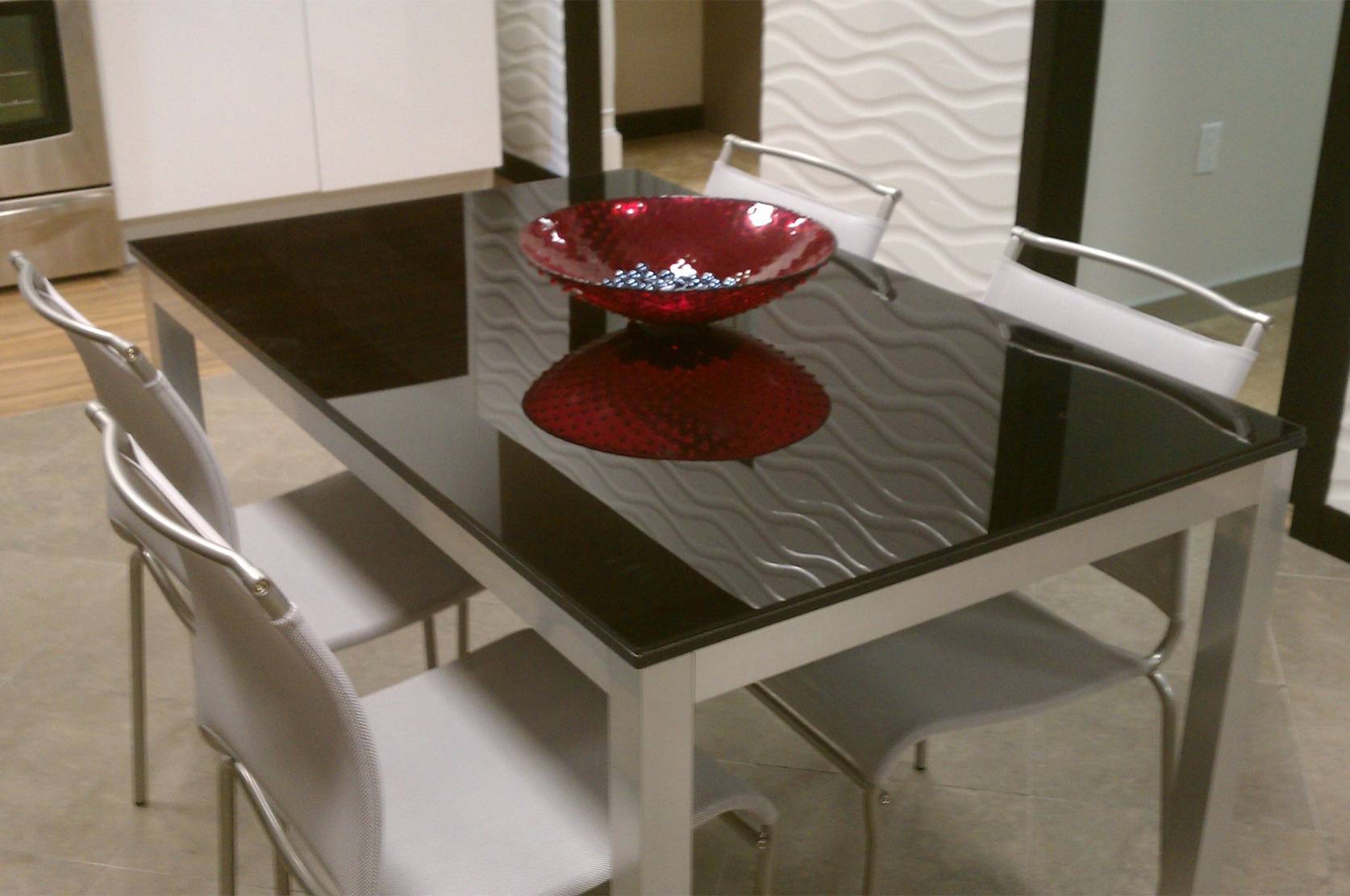 Кухонный стол стеклянный: стильная конструкция для любого интерьера