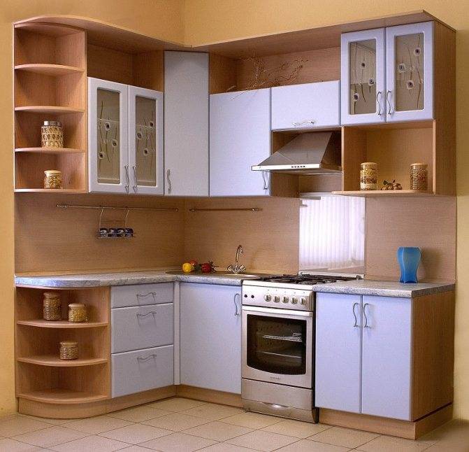 Дизайн угловой кухни с мойкой в углу и вытяжкой, встроенной техникой: г-образная планировка, проекты и самые удачные решения
 - 25 фото