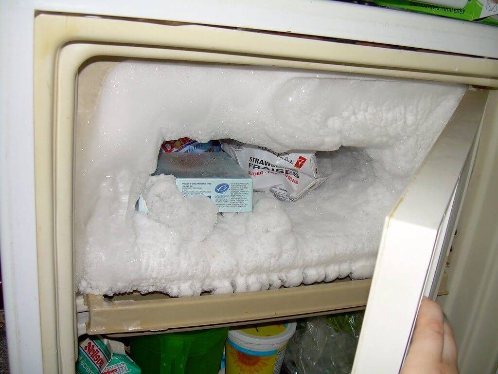 Размораживаем холодильник: как сделать это правильно и быстро?