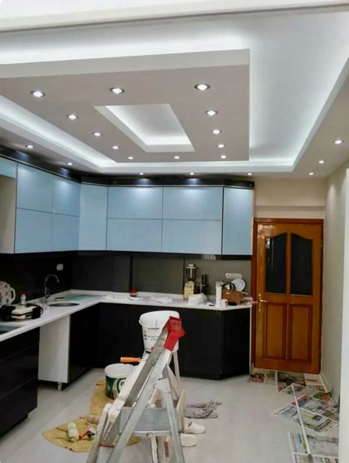 Гипсокартонный потолок на кухне с подсветкой - фото вариантов реализации