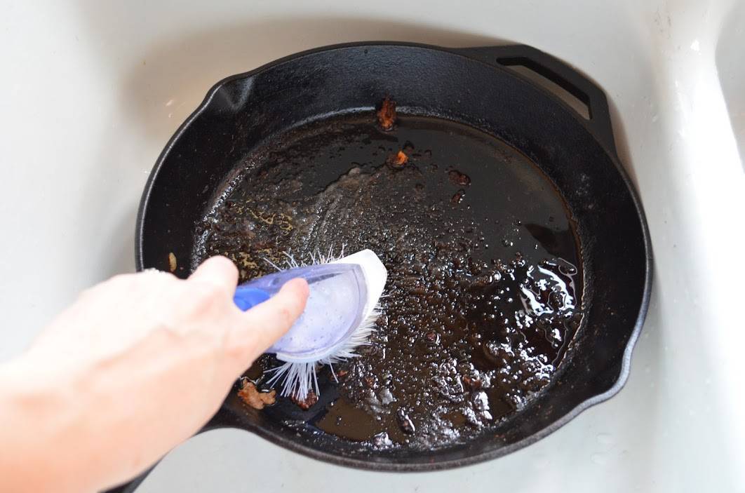 Как очистить чугунную сковороду от нагара внутри и снаружи?