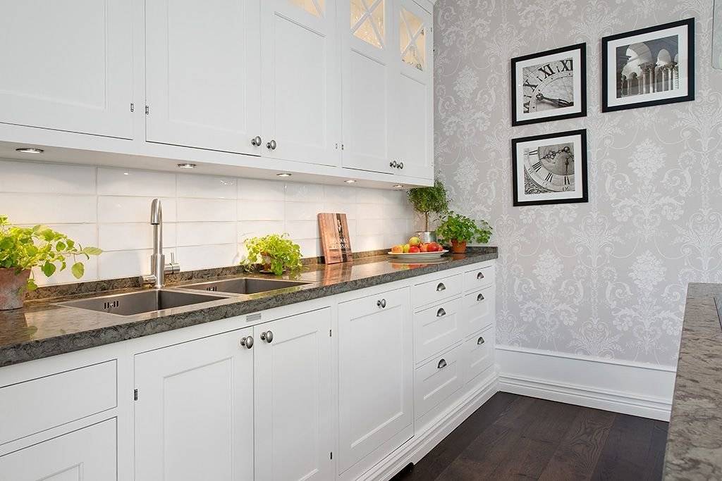 Стены на белой кухне: подбираем эффектные и гармоничные по цвету обои